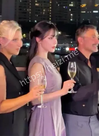 迪丽热巴迪奥大使合影站C位